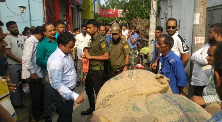 বাজারে নিতেই ভিজিএফের ১১ বস্তা চালসহ ভ্যান আটকে দিল জনতা